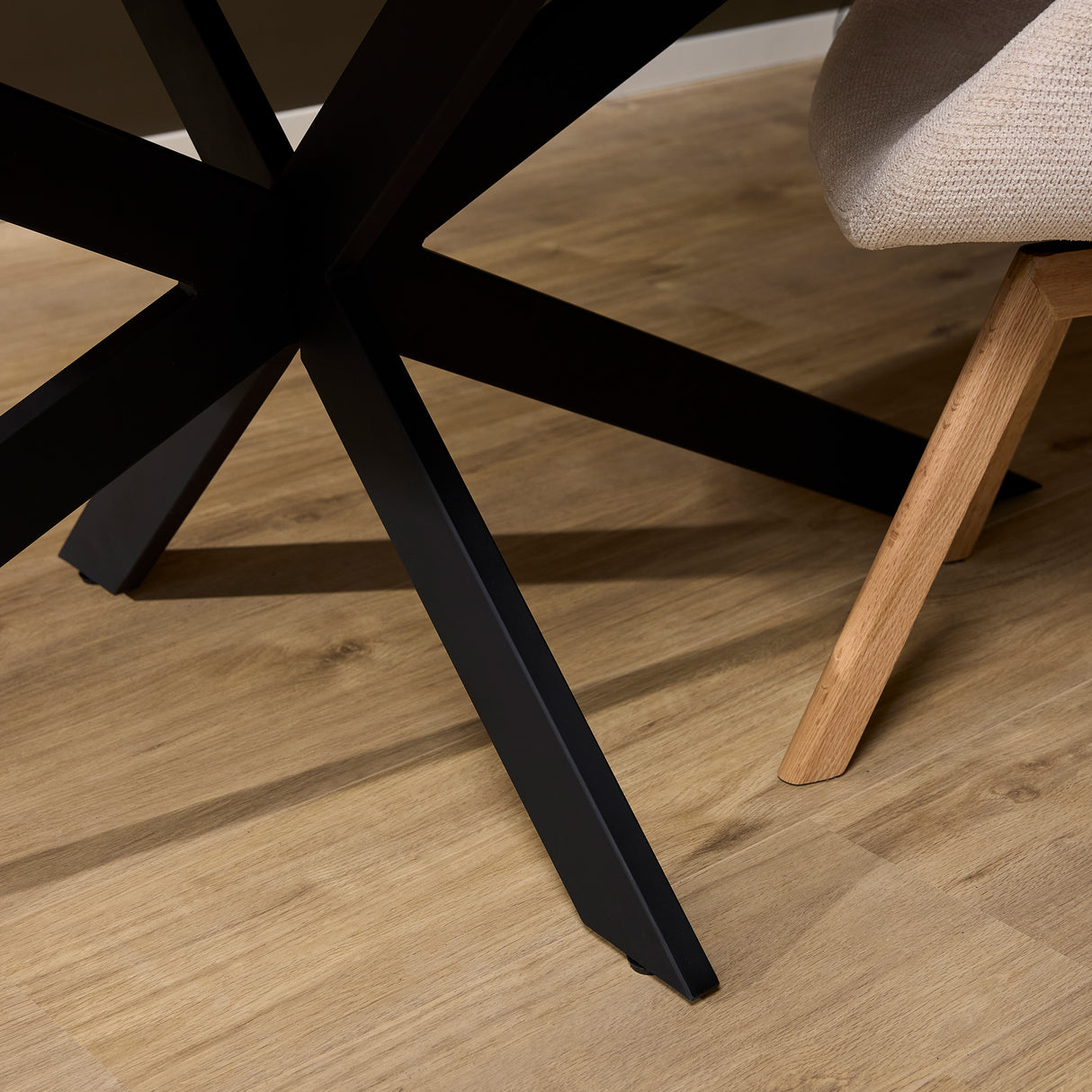 Organische Eettafel - 210 cm - Naturel Eikenhout - Zwarte Matrixpoot