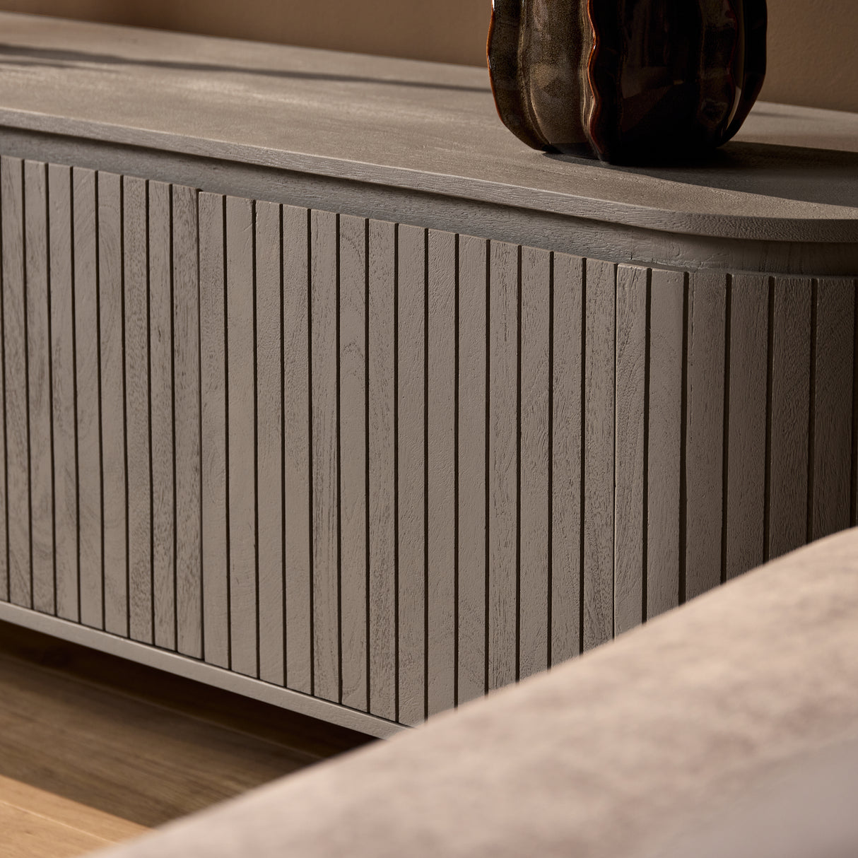Tv-meubel - Taupe Mangohout - 210 cm - Verticaal Lattenpatroon