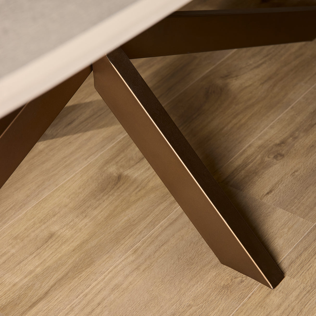 Deens Ovale Eettafel - 280 cm - Zandkleurig Mangohout - Bronskleurige Designpoot