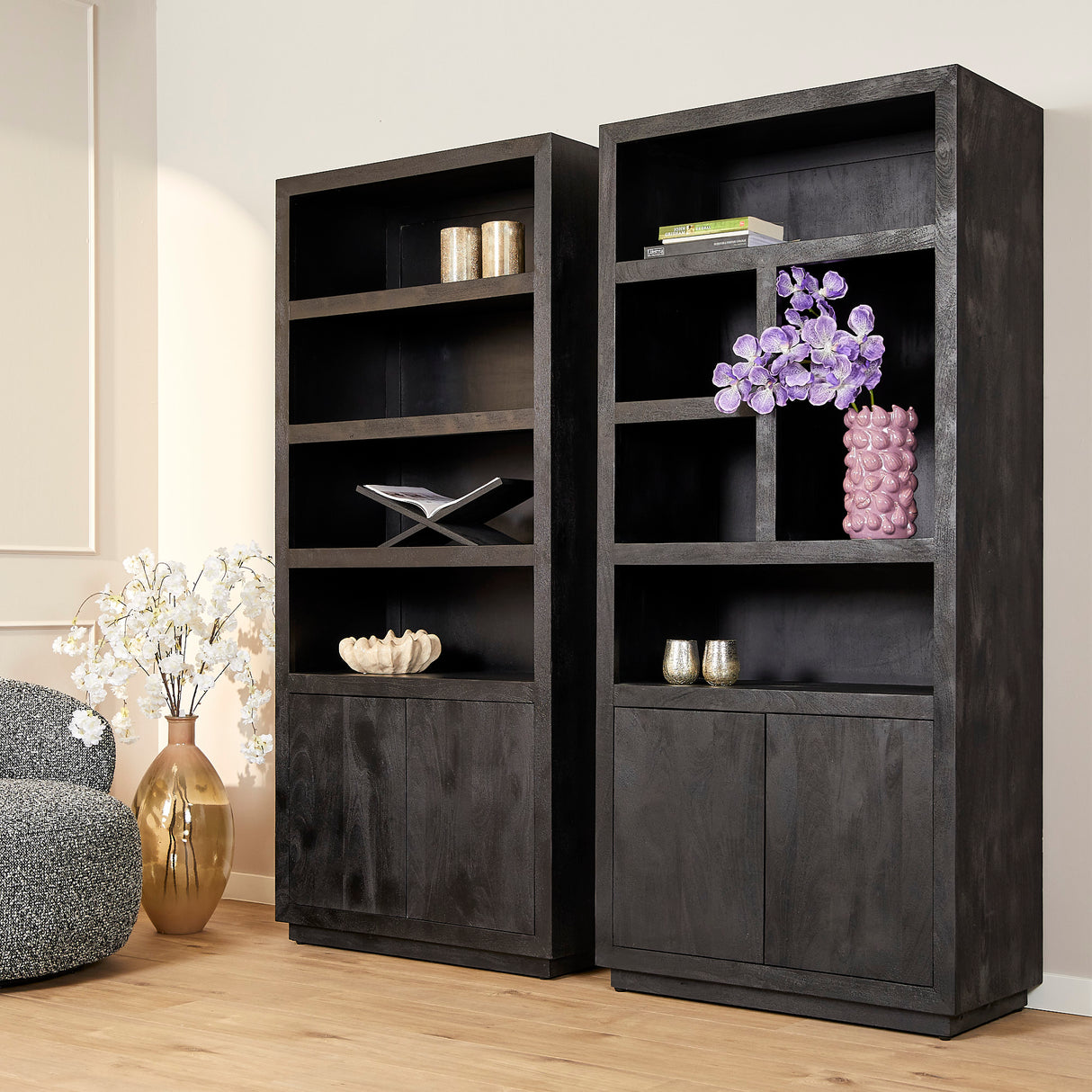 Boekenkast - Zwart - Mangohout - 90 cm - 4 Open Vakken - 2 Deuren