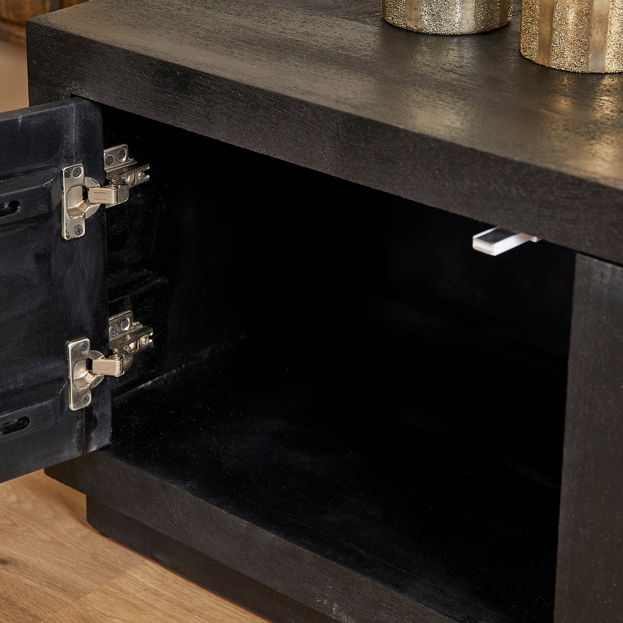 TV-meubel Zwart Mangohout - 150 cm - 4 Greeploze Deuren en Push-to-Open