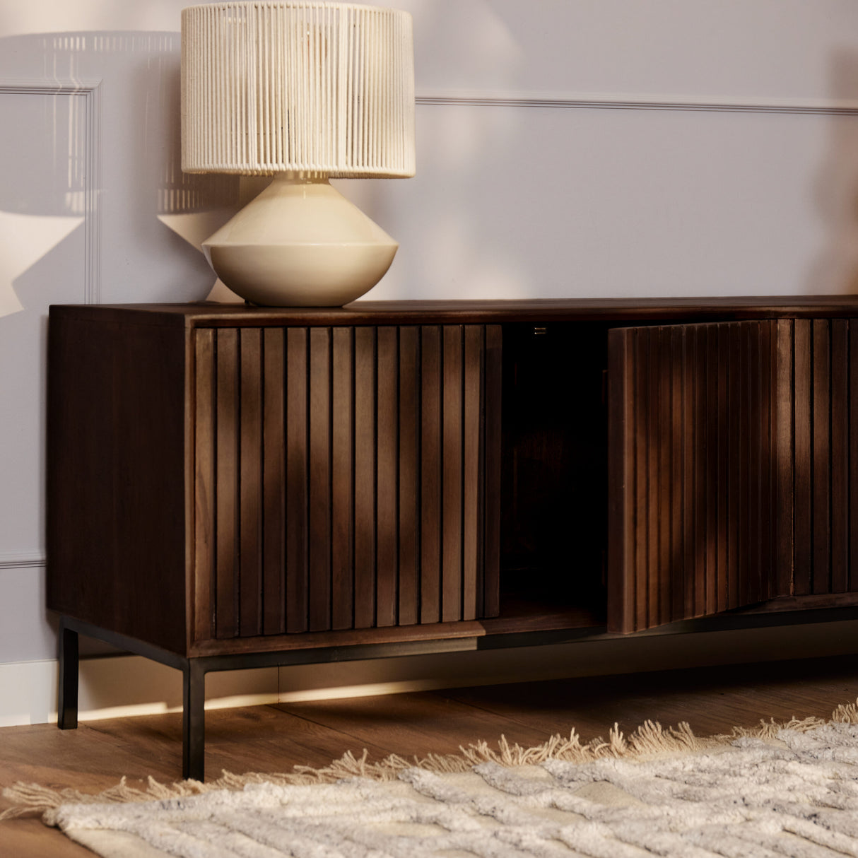 TV-meubel - Bruin Mangohout - 165 cm - Verticaal Lattenpatroon - 3 Deuren