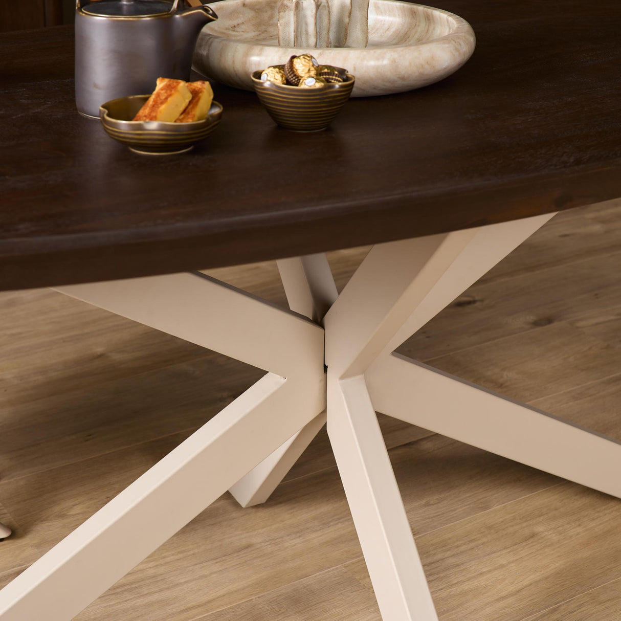Deens Ovale Eettafel - Bruin Mangohout - 160 cm - Zandkleurige Metalen Spiderpoot