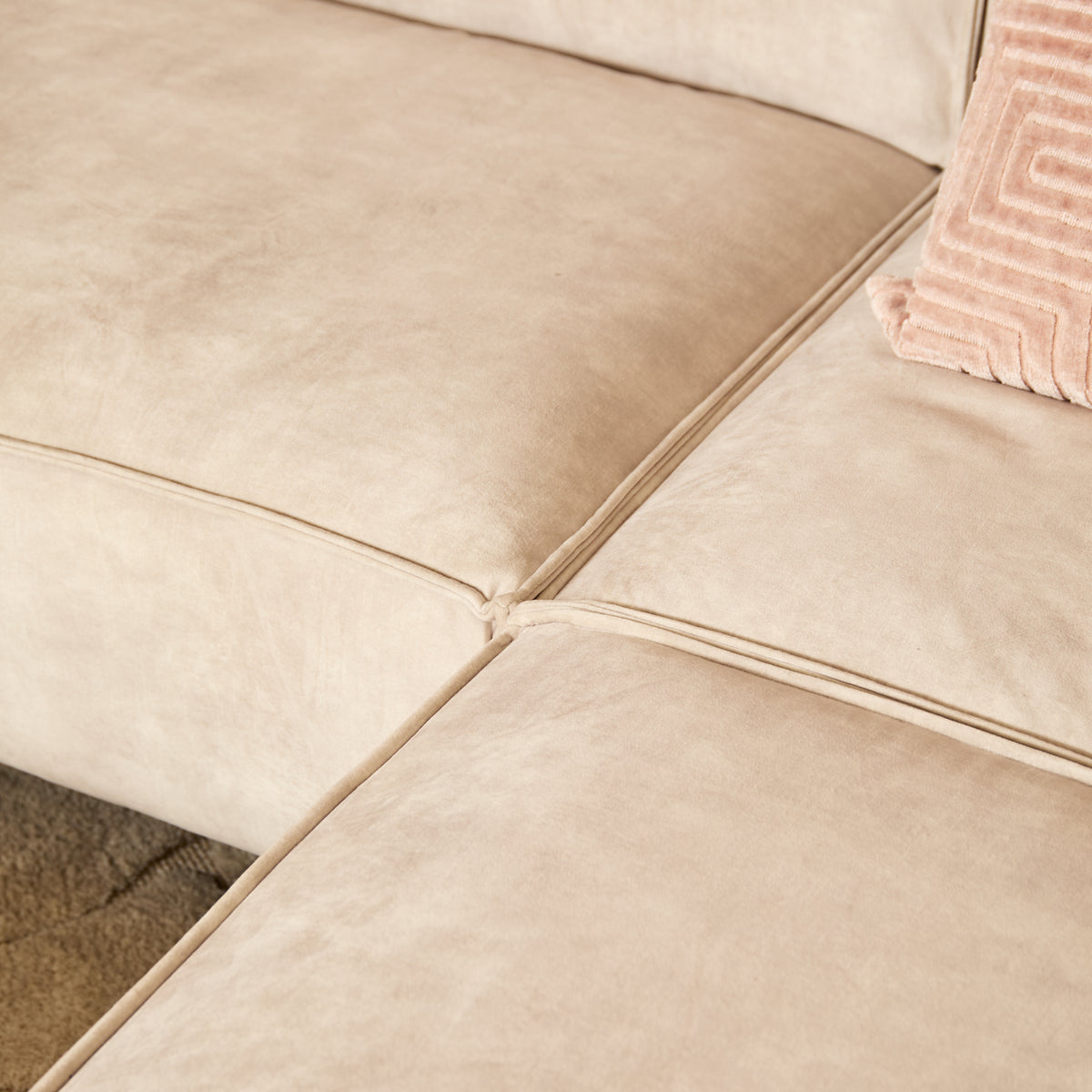 Hoekbank van beige velvet met strakke lijnen, 2,5-zits met divan rechts, foto 5