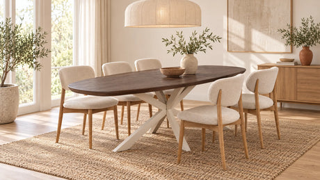 Deens ovale mangohouten eettafel met zes stoelen in een eetkamer