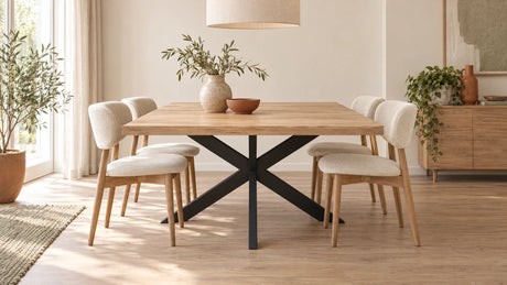 Mangohouten eettafel met zwarte matrixpoot en eetkamerstoelen