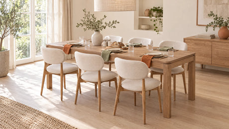 Mangohouten eettafel gedekt voor zes personen met stoelen aan beide lange kanten