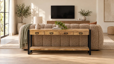 Mangohouten sidetable met lamp en boeken direct achter een lichte bank