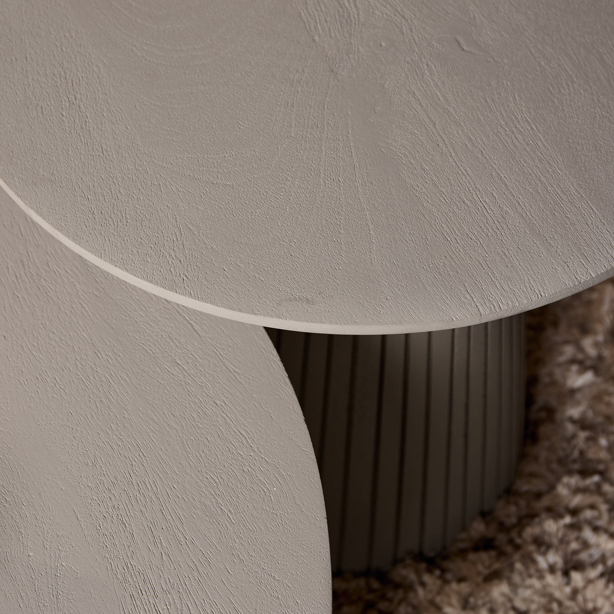 Ronde Salontafel - Taupe Mangohout - 80 cm - Lattenpatroon op Zuilpoot