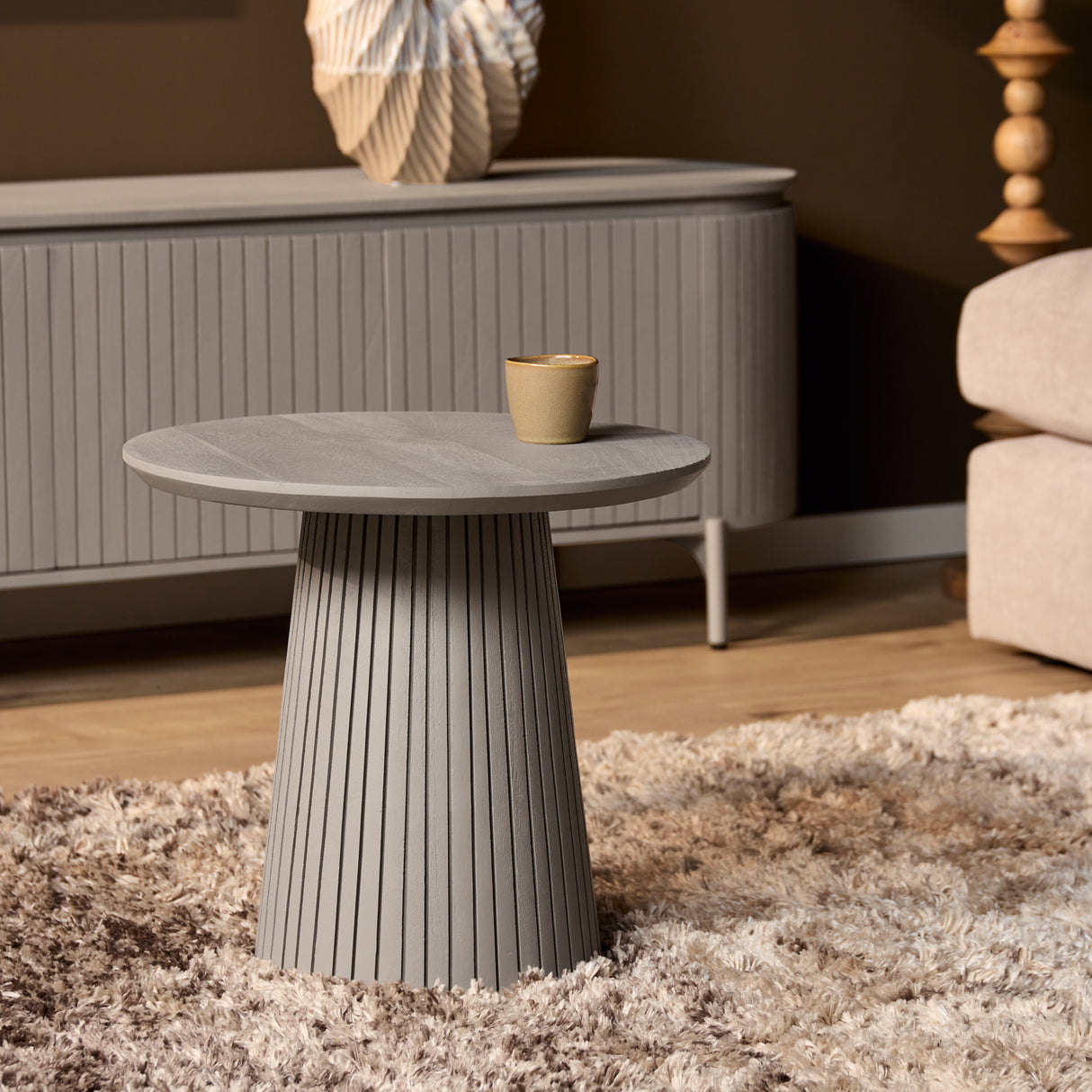 Ronde Salontafel - Taupe Mangohout - 50 cm - Lattenpatroon op Zuilpoot
