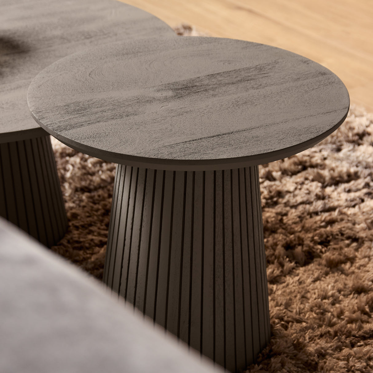 Ronde Salontafel - Taupe Mangohout - 50 cm - Lattenpatroon op Zuilpoot
