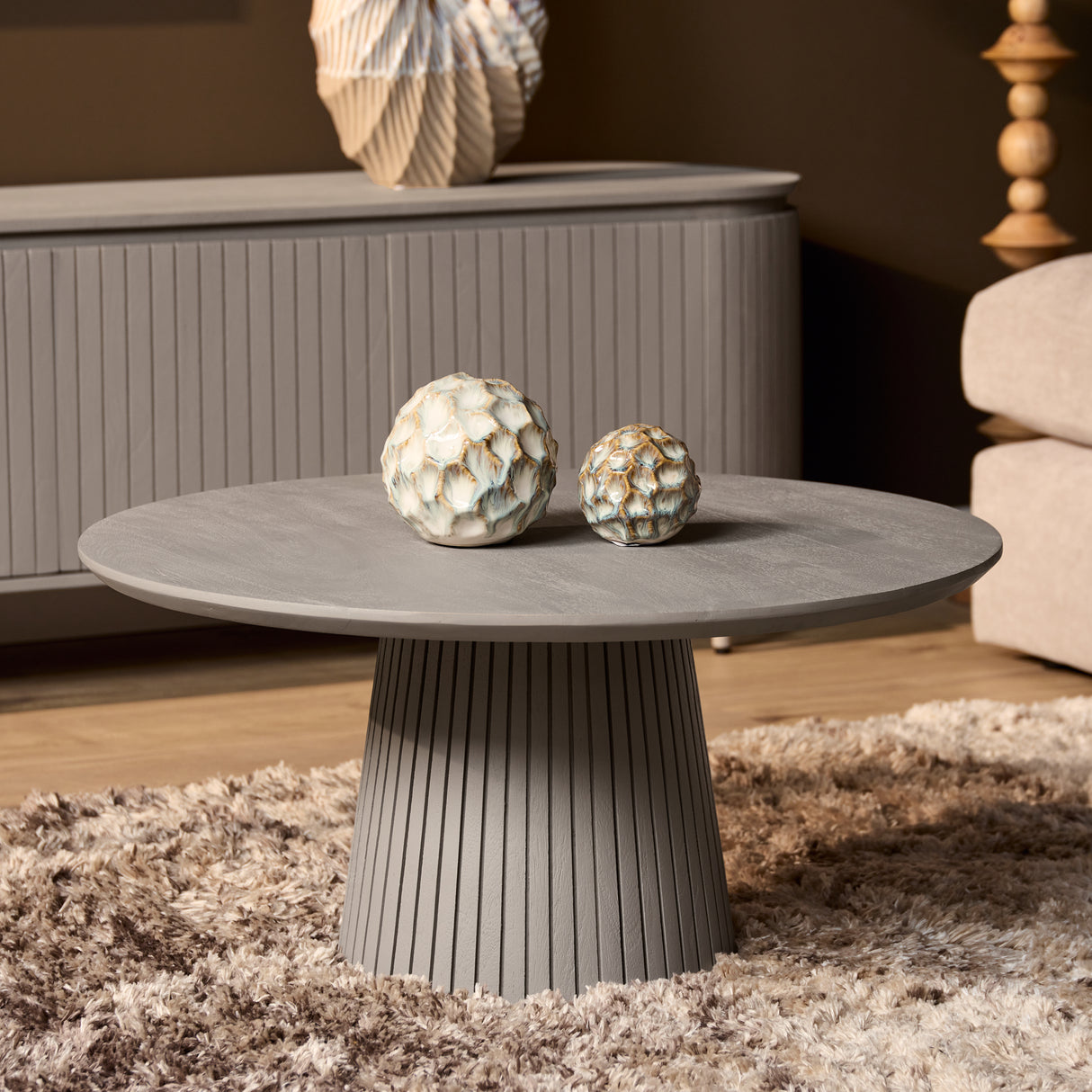 Ronde Salontafel - Taupe Mangohout - 80 cm - Lattenpatroon op Zuilpoot