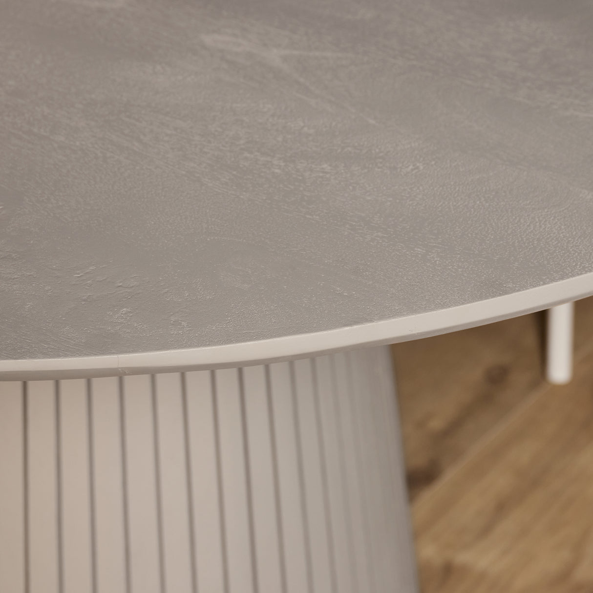 Ronde Eettafel - Taupe Mangohout - 150 cm - Lattenpatroon op Zuilpoot