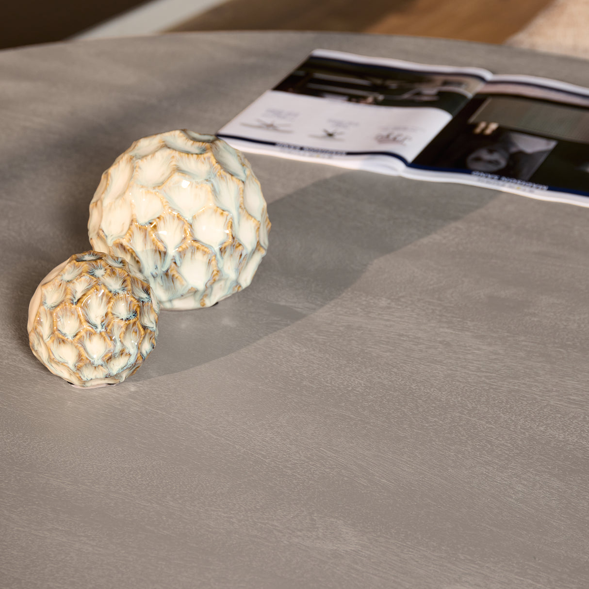Ronde Eettafel - Taupe Mangohout - 130 cm - Lattenpatroon op Zuilpoot