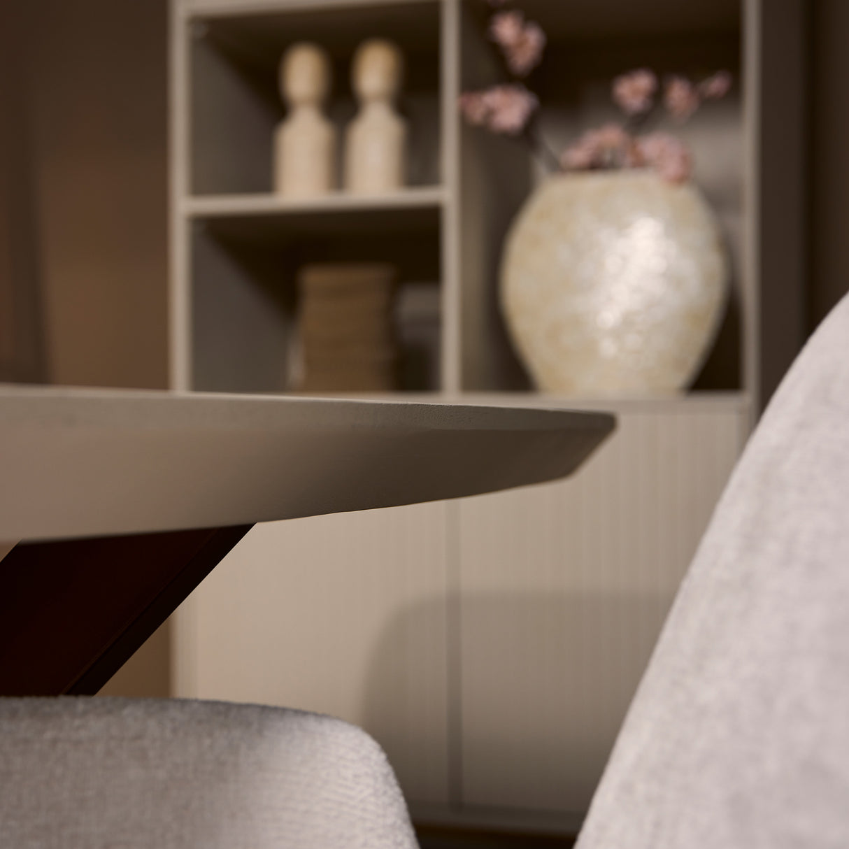 Deens Ovale Eettafel - 160 cm - Zandkleurig Mangohout - Bronskleurige Designpoot
