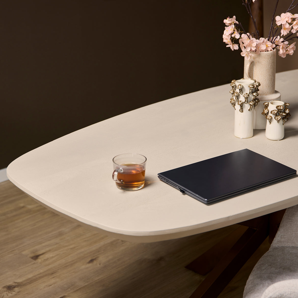 Deens Ovale Eettafel - 160 cm - Zandkleurig Mangohout - Bronskleurige Designpoot