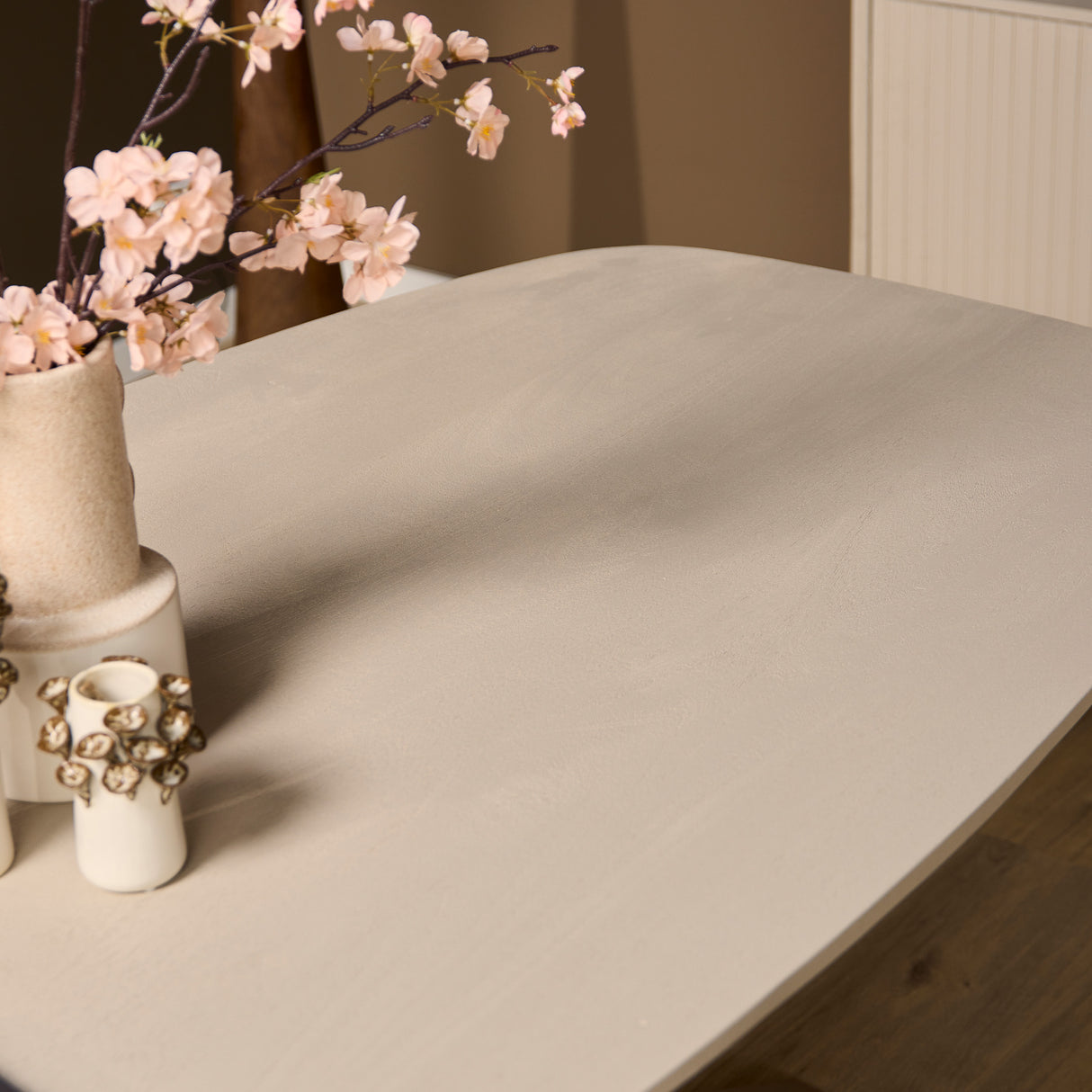 Deens Ovale Eettafel - 280 cm - Zandkleurig Mangohout - Bronskleurige Designpoot