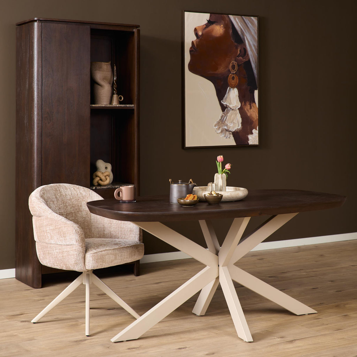 Deens Ovale Eettafel - Bruin Mangohout - 160 cm - Zandkleurige Metalen Spiderpoot