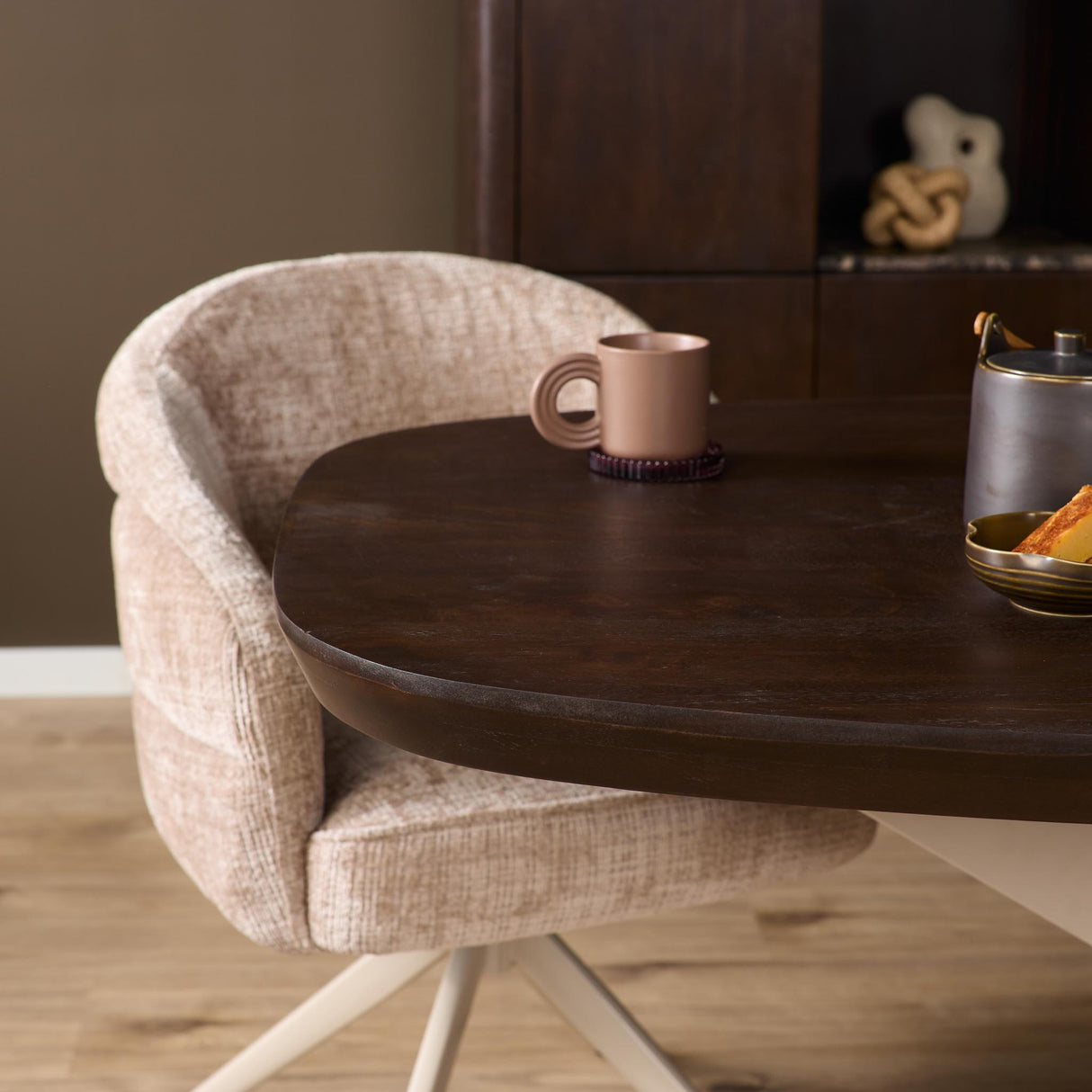 Deens Ovale Eettafel - Bruin Mangohout - 160 cm - Zandkleurige Metalen Spiderpoot