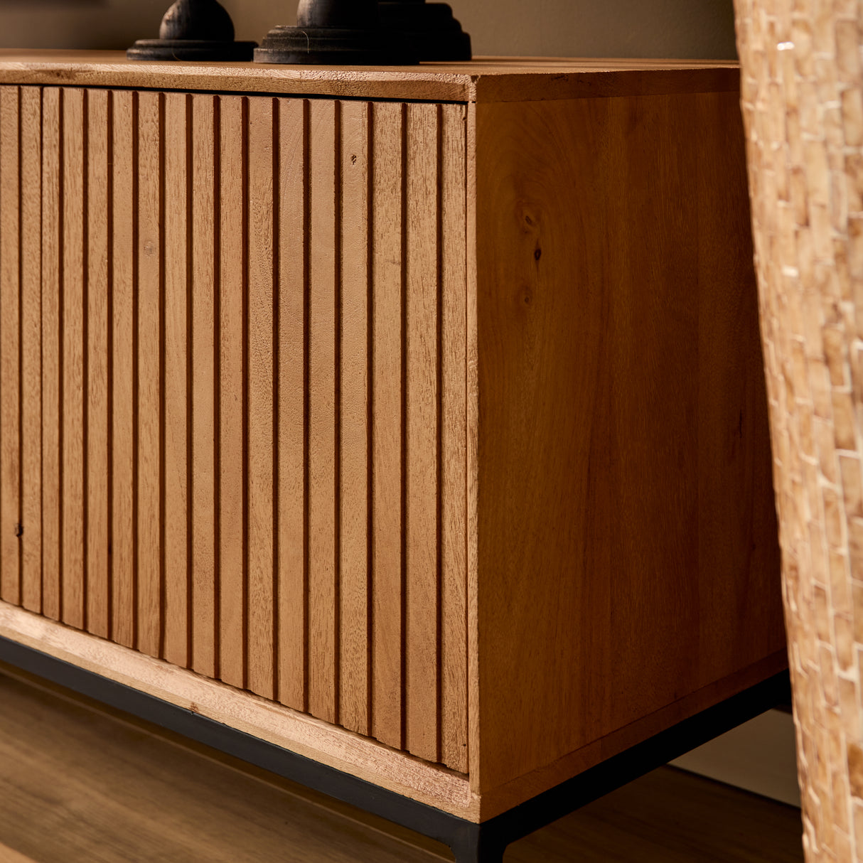 Tv-meubel - Naturel Mangohout - 165 cm - Verticaal Lattenpatroon