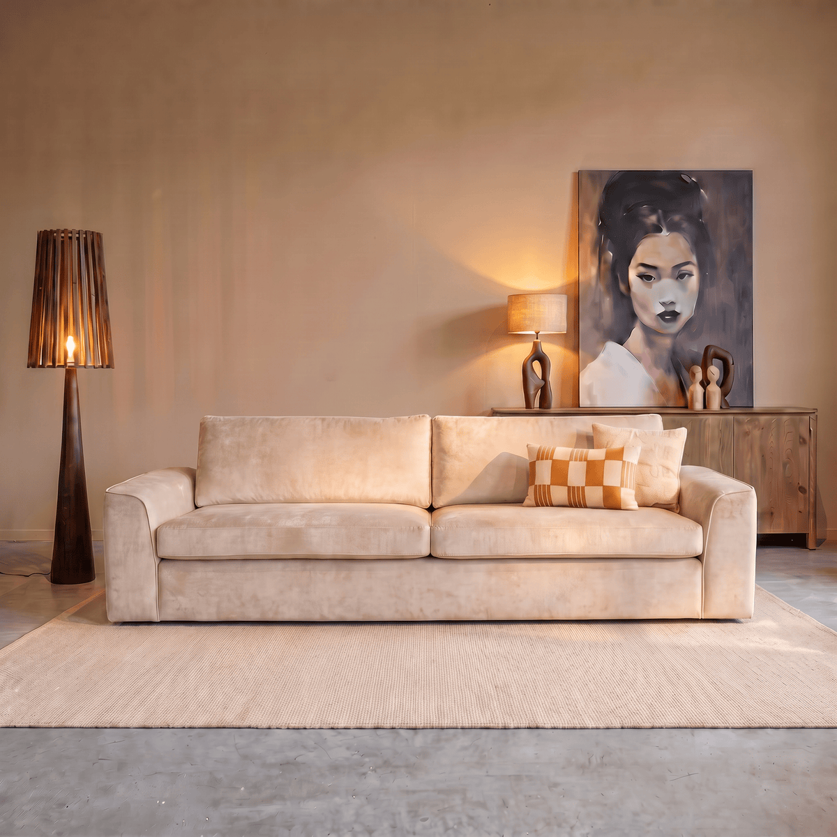 Tweeënhalfzitsbank van beige velvet met royale vormen, 194 cm breed