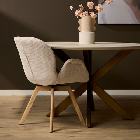 Beige draaibare eetkamerstoel van stof met houten poten en armleuning, foto 2