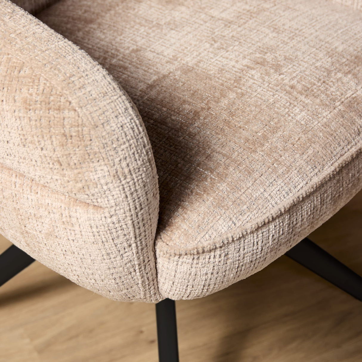 Eetkamerstoel Bella | Beige | Poot Black | Met armleuning Starfurn