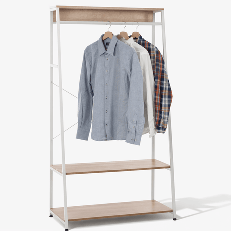 Kledingrek met legplanken van hout en metaal, naturel en wit, modern design