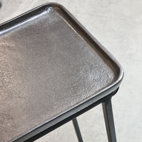 Set van 2 sidetables met organisch design van gegoten aluminium in zwart en antraciet, foto 3