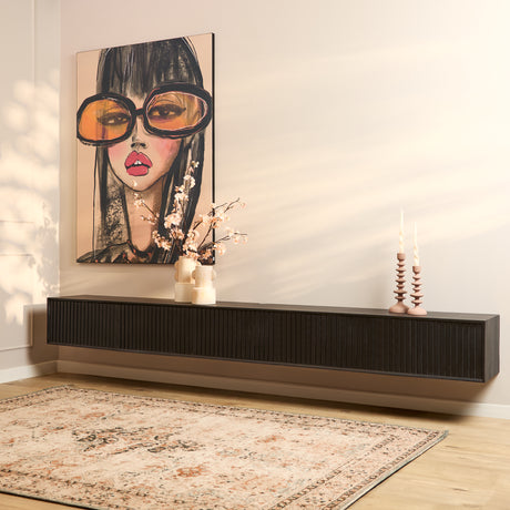 Zwevend zwart tv-meubel van mangohout, 280 cm breed, met lattenpatroon